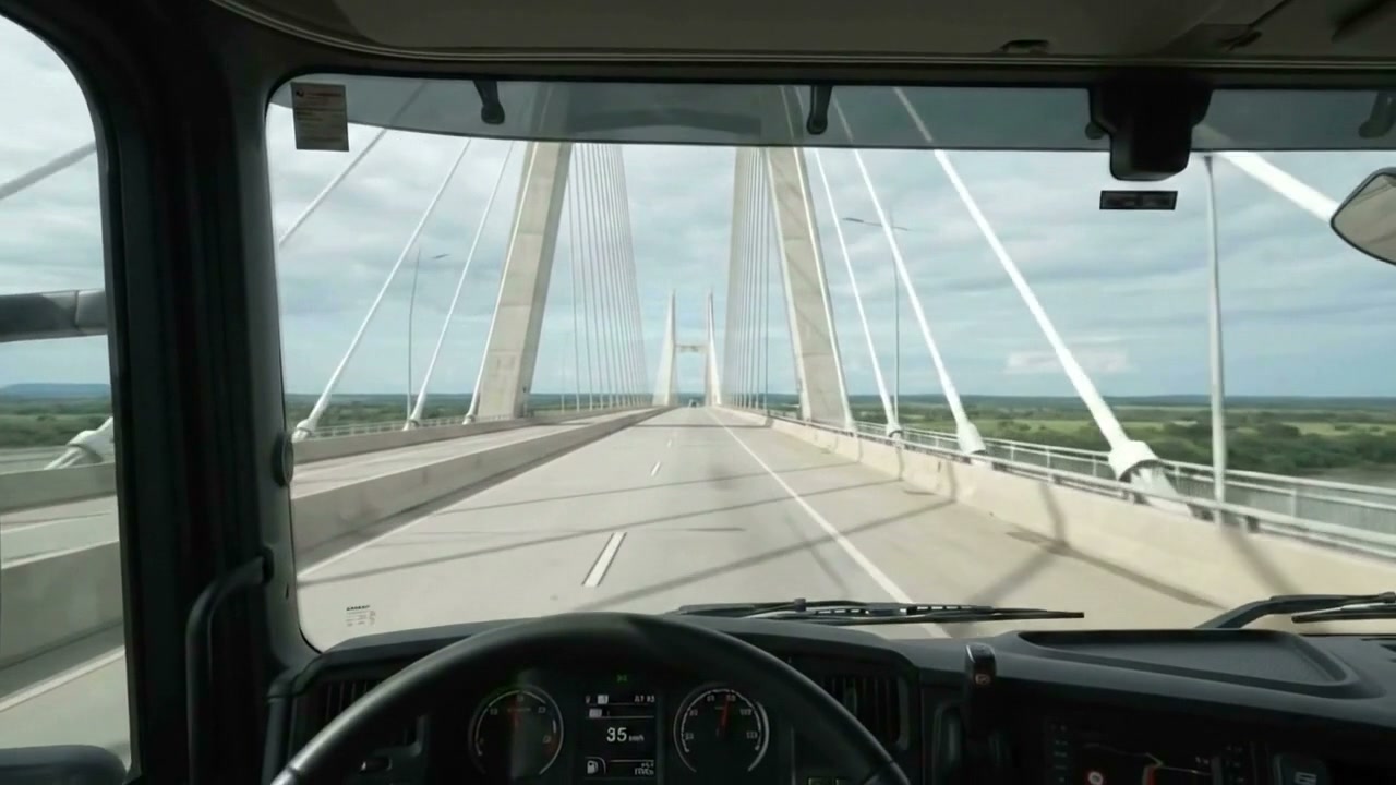 Obras da ponte estaiada entre Porto Murtinho (Brasil) e Carmelo Peralta (Paraguai)